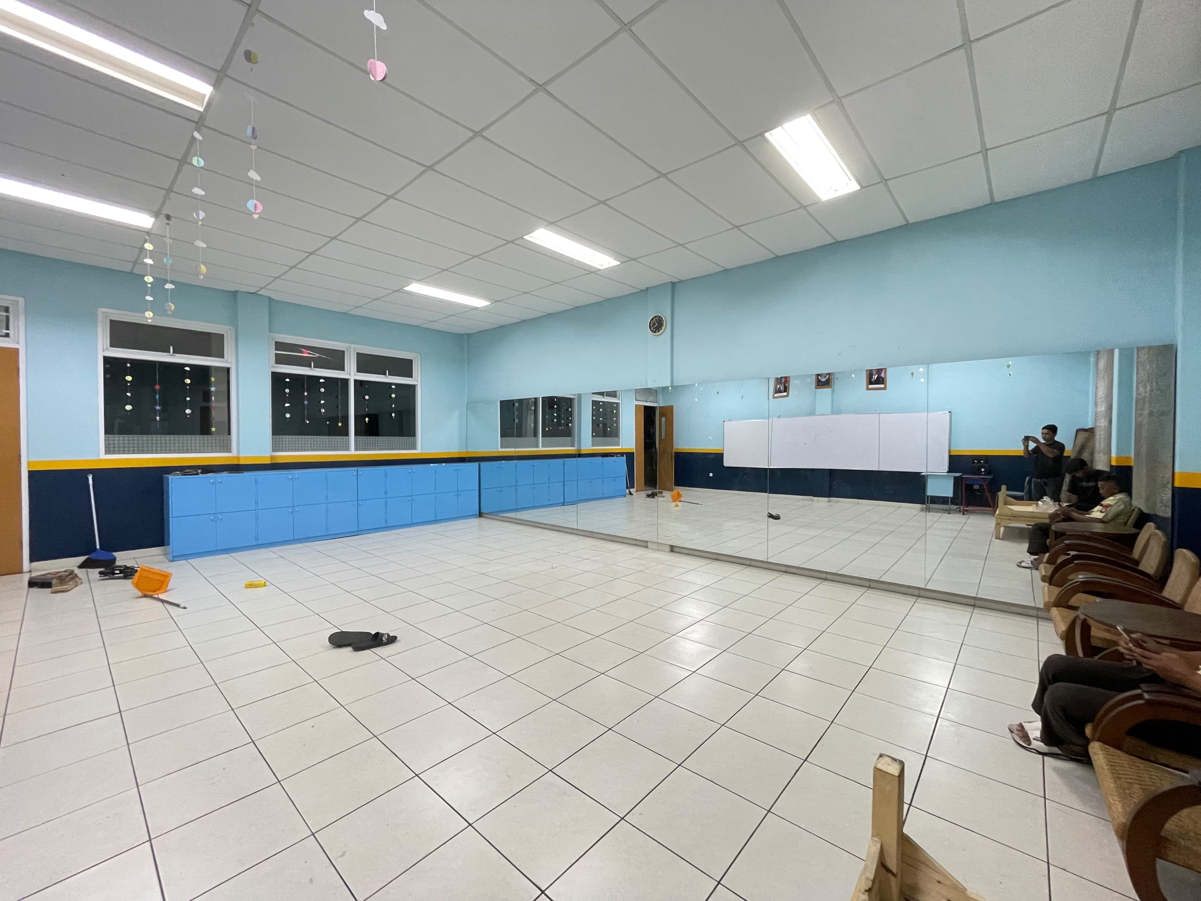 Cermin Dinding Besar — SD Quantum Inti Indonesia, Jabodetabek