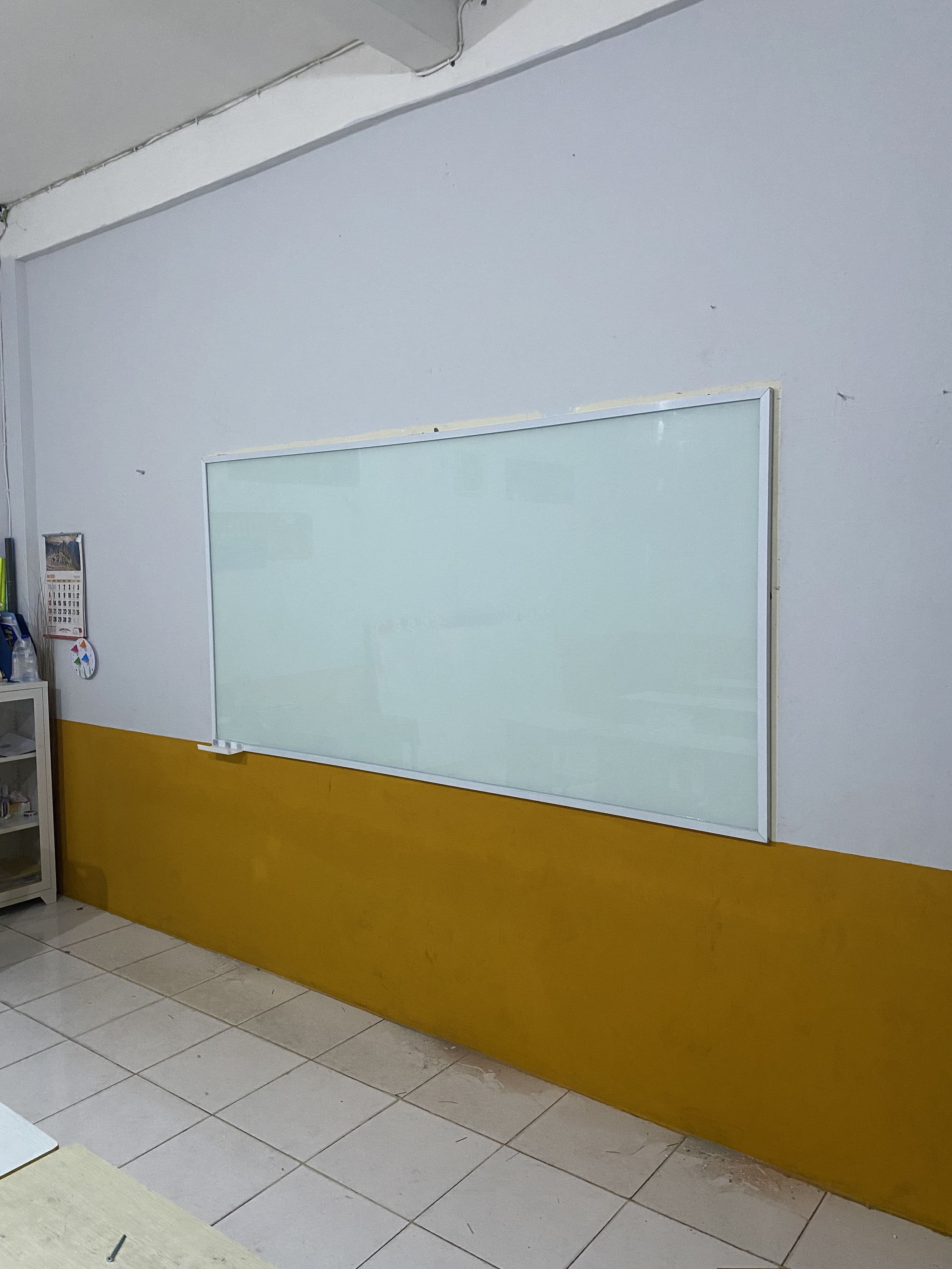 Glassboard dengan Frame Aluminium — Proyek Kantor, Jabodetabek